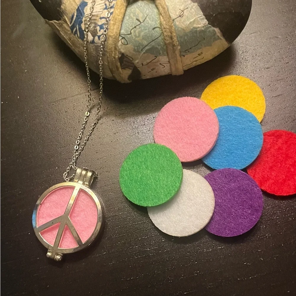 Essential oil Peace Sign necklace - Picture 2 of 6